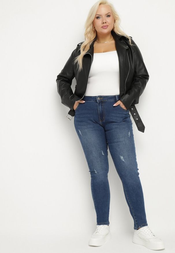Born2be - Granatowe Jeansy o Dopasowanym Fasonie Korali. Okazja: na co dzień. Kolor: niebieski. Styl: casual, klasyczny, elegancki
