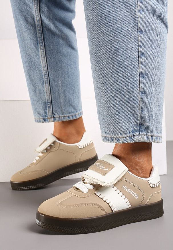 Renee - Ciemnobeżowe Sneakersy na Platformie z Kontrastującymi Detalami i Wywiniętym Językiem Amirila. Nosek buta: okrągły. Zapięcie: sznurówki. Kolor: beżowy. Materiał: materiał. Obcas: na platformie. Wysokość obcasa: niski