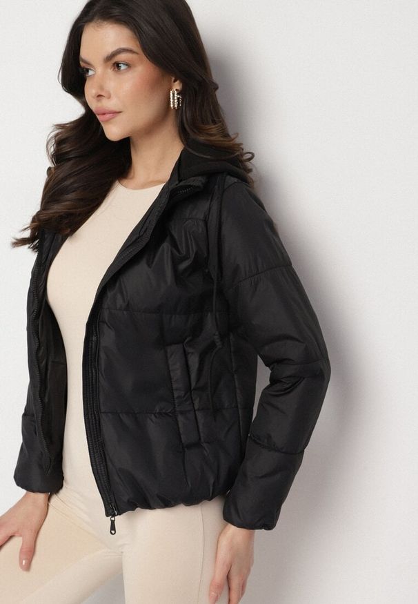 Born2be - Czarna Kurtka Pikowana z Materiałowym Kapturem Odpinanym Jasilea. Okazja: na co dzień. Kolor: czarny. Materiał: materiał. Styl: casual