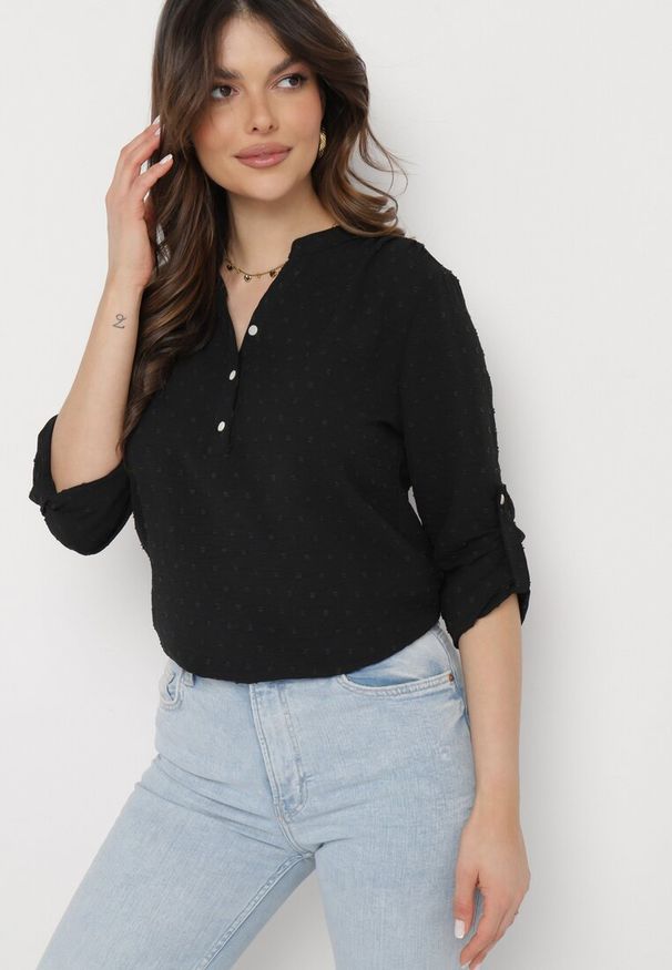 Born2be - Czarna Bluzka z Tkaniny Plumeti z Guzikami Irlena. Kolor: czarny. Materiał: tkanina