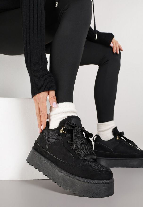 Born2be - Czarne Sznurowane Sneakersy Śniegowce na Grubej Podeszwie Vamitte. Okazja: na spacer, na co dzień. Kolor: czarny. Materiał: jeans, futro. Sport: turystyka piesza