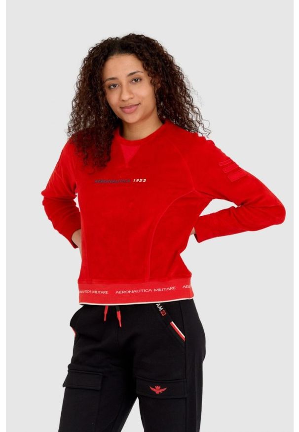 Aeronautica Militare - AERONAUTICA MILITARE Czerwona welurowa bluza damska z wieloma zdobieniami, Rozmiar S. Kolor: czerwony. Materiał: bawełna, welur. Wzór: aplikacja