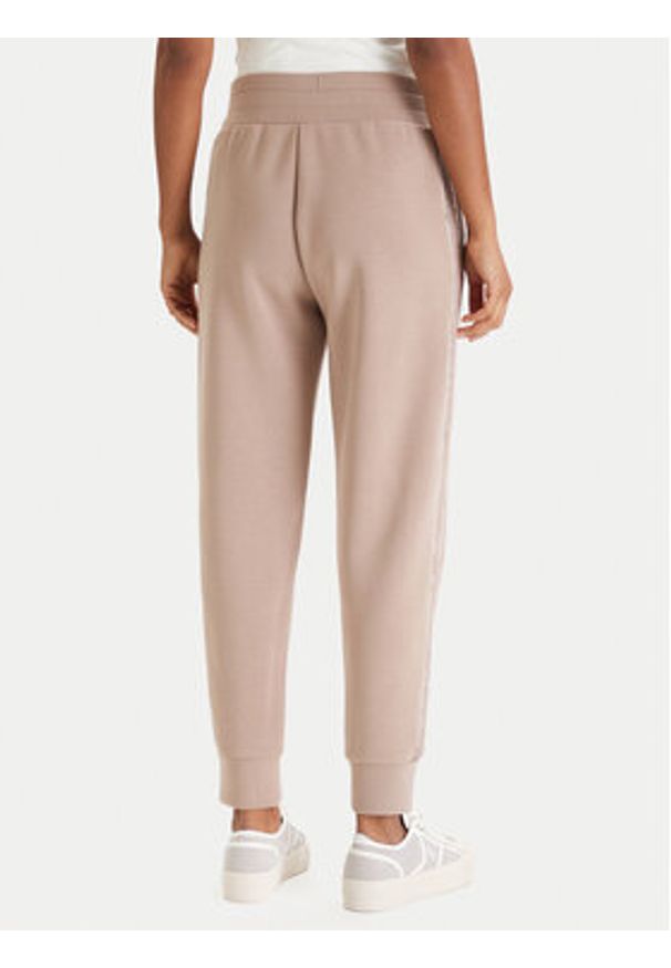 Guess Spodnie dresowe W6RB45 KBYE2 Beżowy Regular Fit. Kolor: beżowy. Materiał: syntetyk