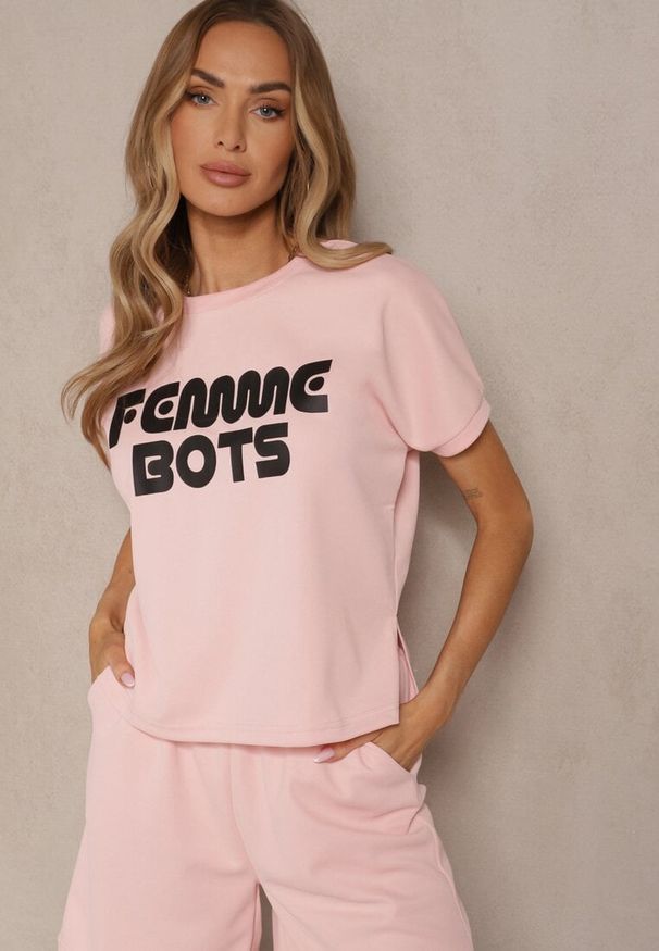 Renee - Różowy T-shirt z Nadrukiem Napisu Dezerine. Okazja: na co dzień. Kolor: różowy. Materiał: jeans. Wzór: napisy, nadruk. Styl: klasyczny, casual