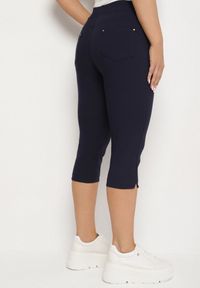 Born2be - Ciemnogranatowe Spodnie z Bawełny o Kroju Capri Dolonisa. Okazja: na co dzień. Kolor: niebieski. Materiał: bawełna. Styl: młodzieżowy, elegancki, casual
