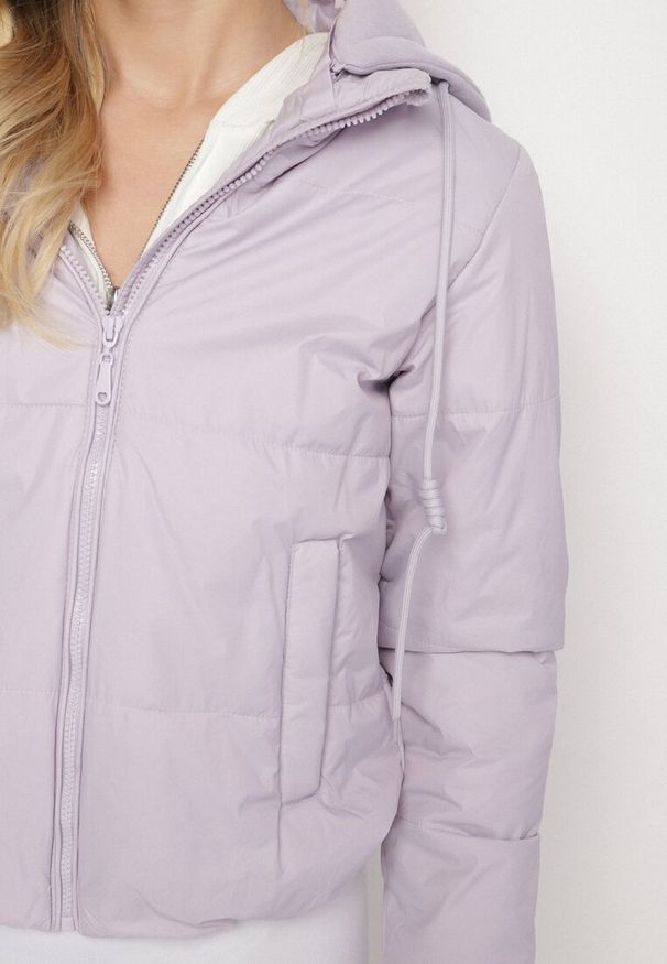 Born2be - Jasnofioletowa Kurtka Pikowana z Materiałowym Kapturem Odpinanym Jasilea. Okazja: na co dzień. Kolor: fioletowy. Materiał: materiał. Styl: casual