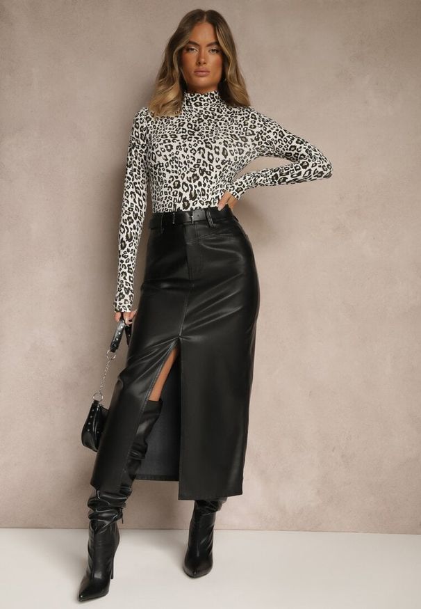 Renee - Czarno-Biała Bawełniana Bluzka Typu Longsleeve z Golfem w Panterkę Falarine. Okazja: na co dzień. Typ kołnierza: golf. Kolor: czarny. Materiał: bawełna. Długość rękawa: długi rękaw. Wzór: motyw zwierzęcy. Styl: casual, klasyczny