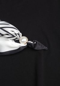 Renee - Czarny T-shirt z Bawełny Ozdobiony Apaszką z Satyny Willow. Okazja: na co dzień. Kolor: czarny. Materiał: satyna, bawełna. Długość rękawa: krótki rękaw. Długość: krótkie. Wzór: aplikacja. Styl: casual, elegancki #4