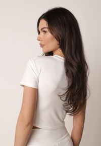 Born2be - Biały Krótki T-shirt w Stylu Basic z Minimalistycznym Nadrukiem Orithana. Okazja: na co dzień. Kolor: biały. Materiał: jeans. Długość: krótkie. Wzór: nadruk. Styl: casual, sportowy #7