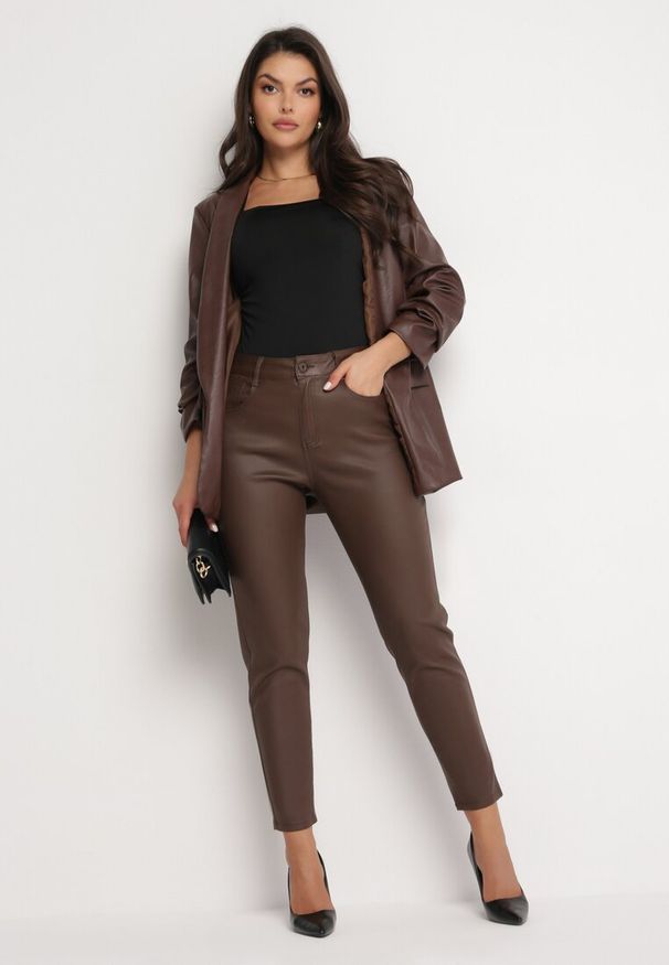 Born2be - Brązowe Spodnie z Wysokim Stanem z Ekoskóry Rowinna. Okazja: do pracy, na co dzień, na spotkanie biznesowe. Stan: podwyższony. Kolor: brązowy. Materiał: skóra. Sezon: wiosna, zima, jesień. Styl: klasyczny, casual, elegancki, biznesowy