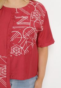Born2be - Bordowa Bawełniana Bluzka T-shirt z Krótkim Rękawem z Nadrukiem i Guzikami Fiomara. Okazja: do pracy. Kolor: czerwony. Materiał: bawełna. Długość rękawa: krótki rękaw. Długość: krótkie. Wzór: nadruk #6