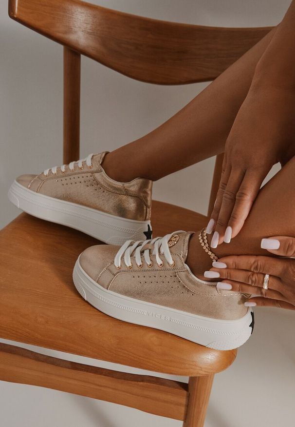 Born2be - Złote Sneakersy Vices na Grubej Podeszwie z Perforacją i Napisem Nonadwin. Okazja: na spacer, na co dzień. Zapięcie: sznurówki. Kolor: złoty. Materiał: jeans. Wzór: napisy. Sport: turystyka piesza