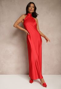 Renee - Czerwona Sukienka Satynowa z Dekoltem Halter i Odkrytymi Plecami Belas. Okazja: na co dzień. Typ kołnierza: dekolt halter. Kolor: czerwony. Materiał: satyna. Typ sukienki: dopasowane. Styl: casual