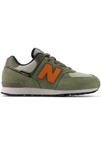 Buty dziecięce New Balance GC574SOF – zielone. Okazja: na uczelnię, na co dzień. Kolor: zielony. Materiał: skóra, syntetyk, tkanina, materiał. Szerokość cholewki: normalna. Model: New Balance 574. Sport: turystyka piesza #1