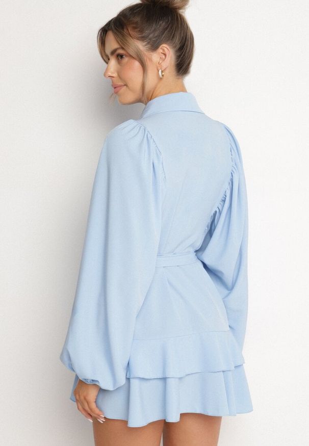 Born2be - Jasnoniebieska Sukienka Ozdobiona Paskiem i Falbanami Divilena. Okazja: na co dzień. Kolor: niebieski. Materiał: jeans. Wzór: aplikacja. Styl: casual, elegancki