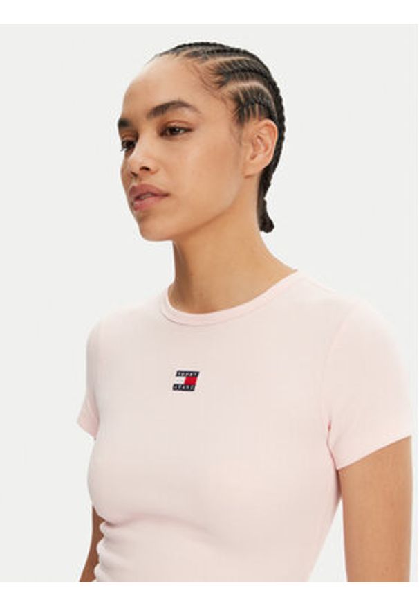 Tommy Jeans T-Shirt Badge DW0DW17881 Różowy Slim Fit. Kolor: różowy. Materiał: bawełna
