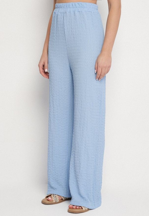 Born2be - Niebieski Komplet Bluzka Bez Rękawów Zdobiona Broszkami i Szerokie Spodnie Sadaniae. Kolor: niebieski. Wzór: aplikacja