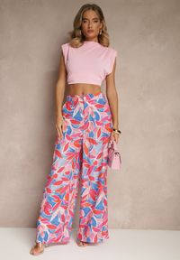 Renee - Różowe Spodnie z Wiskozy o Szerokim Kroju High Waist z Geometrycznym Motywem Ralianea. Okazja: na co dzień. Stan: podwyższony. Kolor: różowy. Materiał: wiskoza. Wzór: geometria. Styl: elegancki, casual