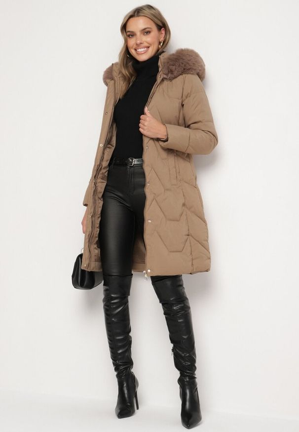 Born2be - Ciemnobeżowa Kurtka Pikowana o Długim Fasonie z Kapturem i Futrem Vertizola. Okazja: na spacer, na co dzień. Typ kołnierza: kaptur. Kolor: beżowy. Materiał: futro. Długość: długie. Styl: casual, elegancki