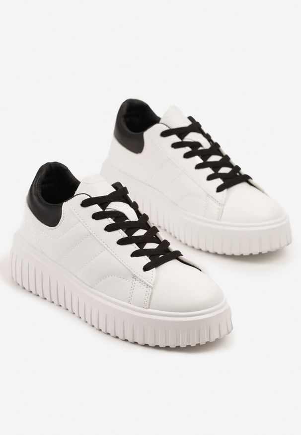 Renee - Biało-Czarne Sneakersy na Platformie Ozdobionej Tłoczonej Zdivona. Okazja: na co dzień. Zapięcie: sznurówki. Kolor: biały. Wzór: aplikacja. Obcas: na platformie