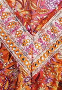 Born2be - Czerwona Sukienka Rozkloszowana z Falbanką w Print Paisley Kapiss. Typ kołnierza: dekolt w kształcie V. Kolor: czerwony. Długość rękawa: długi rękaw. Wzór: paisley, nadruk. Styl: klasyczny, elegancki #5