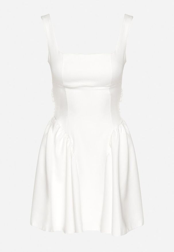 Born2be - Biała Rozkloszowana Sukienka na Ramiączkach z Kwadratowym Dekoltem Sastorea. Okazja: na spacer, na imprezę. Typ kołnierza: dekolt kwadratowy. Kolor: biały. Materiał: jeans. Długość rękawa: na ramiączkach. Wzór: aplikacja. Sezon: lato. Styl: wizytowy