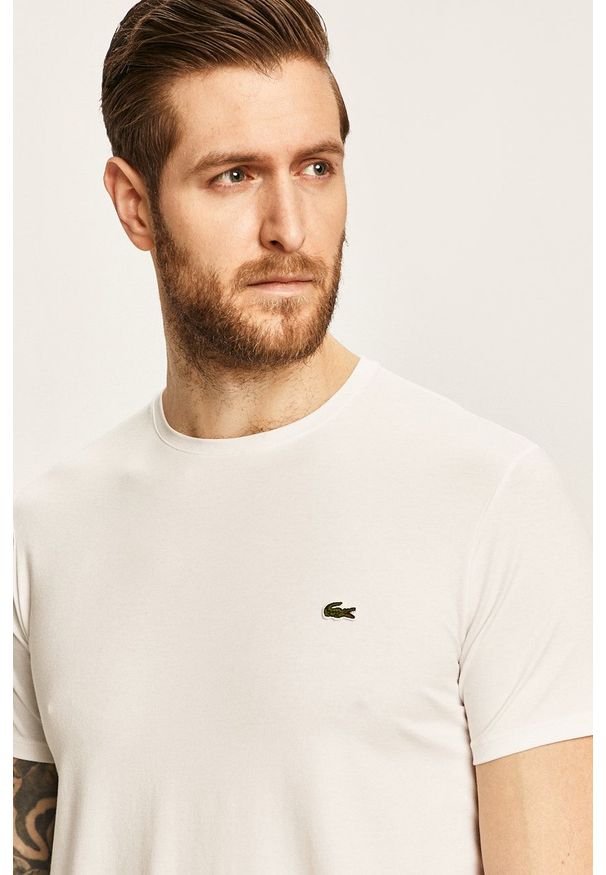 Lacoste - T-shirt. Okazja: na co dzień. Kolor: biały. Materiał: dzianina. Wzór: gładki, aplikacja. Styl: casual