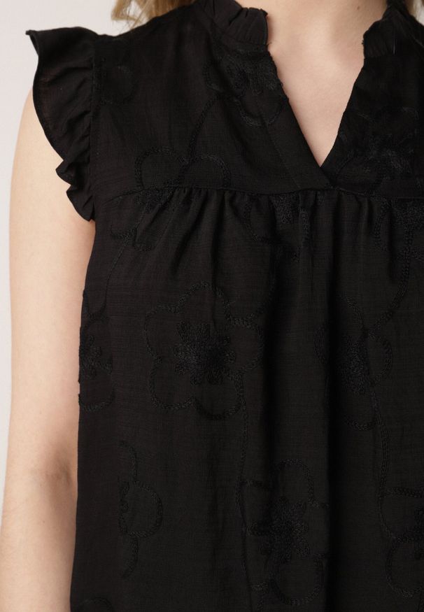 Born2be - Czarna Bawełniana Bluzka z Kwiatowym Haftem i Falbankami Sabrilato. Okazja: na co dzień, do pracy. Typ kołnierza: kołnierz z falbankami. Kolor: czarny. Materiał: bawełna. Wzór: kwiaty, haft. Styl: casual, klasyczny, elegancki