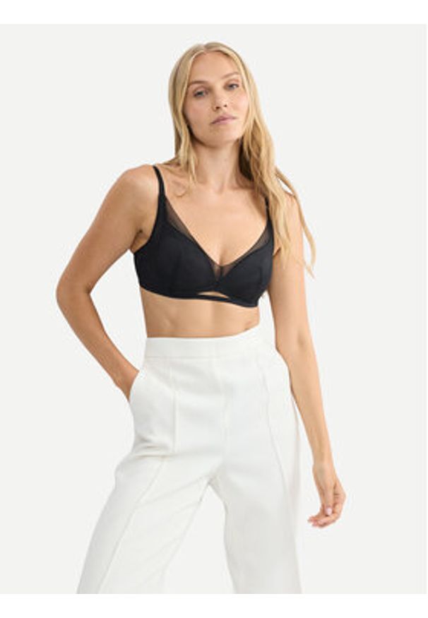 Triumph Biustonosz push-up Breathe & Lift 10226602 Czarny. Kolor: czarny. Materiał: syntetyk. Rodzaj stanika: push-up