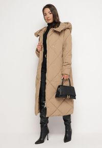 Born2be - Ciemnobeżowa Kurtka Płaszcz z Geometrycznym Pikowaniem Johnatta. Kolor: beżowy. Wzór: geometria #1