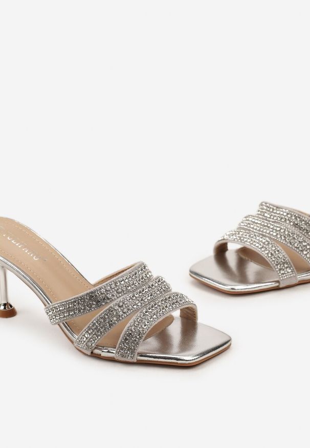 Renee - Srebrne Klapki Ozdobione Cyrkoniami na Szpilce Endiana. Kolor: srebrny. Wzór: aplikacja. Obcas: na szpilce. Styl: elegancki