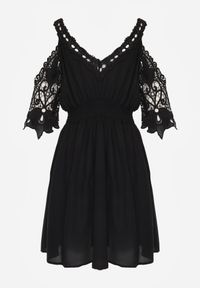 Born2be - Czarna Sukienka Mini Hiszpanka na Ramiączkach z Koronkowymi Rękawami i Gumką w Pasie Giovati. Okazja: na co dzień. Typ kołnierza: dekolt hiszpanka. Kolor: czarny. Materiał: koronka. Długość rękawa: na ramiączkach. Styl: casual. Długość: mini #5