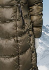 Born2be - Zielona Pikowana Kurtka Długa z Odpinanym Kapturem z Futrem i Rozcięciem na Napy Dennithra. Okazja: na spacer, na co dzień, na spotkanie biznesowe. Kolor: zielony. Materiał: futro. Długość: długie. Styl: casual, elegancki, sportowy, biznesowy #5