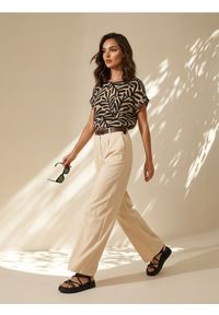 Sinsay - Eleganckie spodnie wide leg z paskiem - kremowy. Kolor: kremowy. Styl: elegancki #1