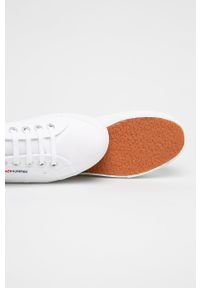 Superga - Tenisówki. Nosek buta: okrągły. Zapięcie: sznurówki. Kolor: biały. Materiał: guma. Obcas: na platformie #2
