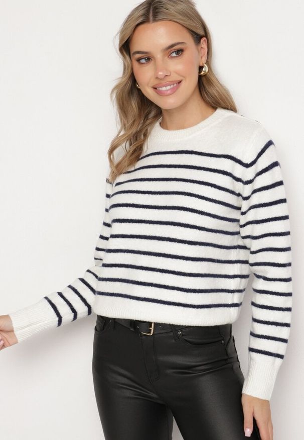 Born2be - Biały Sweter w Paski o Klasycznym Kroju Rialira. Okazja: na co dzień. Kolor: biały. Materiał: jeans. Długość rękawa: długi rękaw. Długość: długie. Wzór: paski. Styl: klasyczny