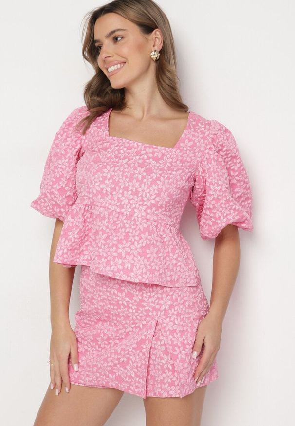 Born2be - Różowe Spódnico-Szorty w Kwiaty z Wysokim Stanem Calzemis. Okazja: na co dzień. Stan: podwyższony. Kolor: różowy. Długość: krótkie. Wzór: kwiaty. Styl: klasyczny, casual, elegancki