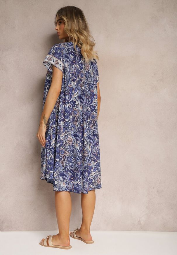 Renee - Granatowa Sukienka Boho z Wiskozy z Cienkim Paskiem w Talii Rivasea. Kolor: niebieski. Materiał: wiskoza. Długość rękawa: krótki rękaw. Wzór: paisley. Typ sukienki: rozkloszowane. Styl: boho