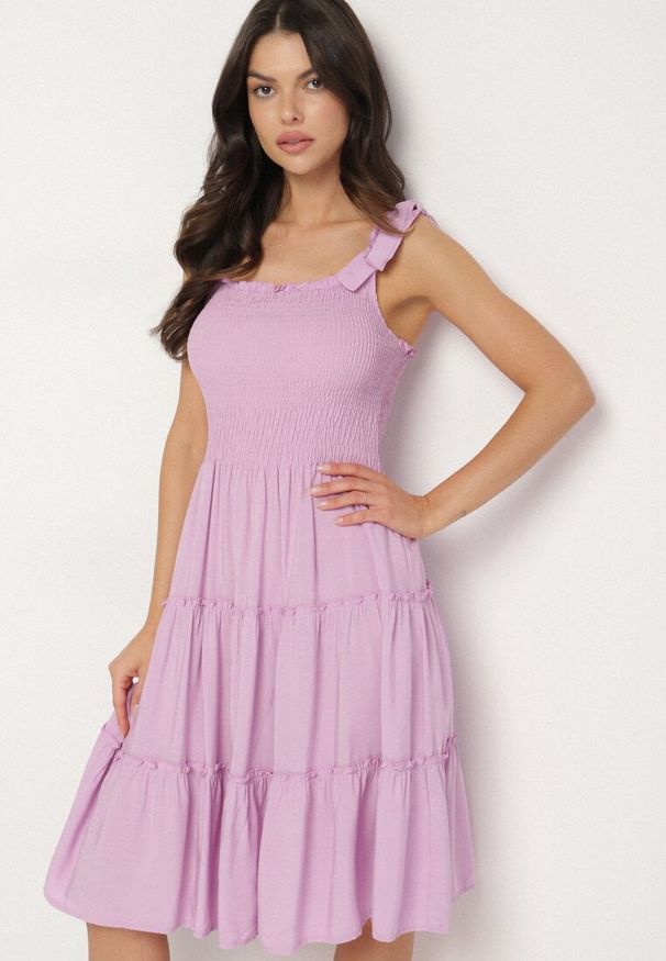 Born2be - Fioletowa Rozkloszowana Sukienka z Wiskozą na Wiązanych Ramiączkach Aralisse. Okazja: na co dzień. Typ kołnierza: dekolt kwadratowy. Kolor: fioletowy. Materiał: wiskoza. Długość rękawa: na ramiączkach. Typ sukienki: rozkloszowane. Styl: casual, klasyczny