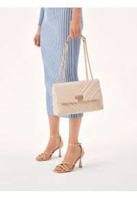 Kazar - Pikowana torebka z klapą. Kolor: kremowy. Wzór: aplikacja. Materiał: skórzane. Styl: elegancki, klasyczny #7