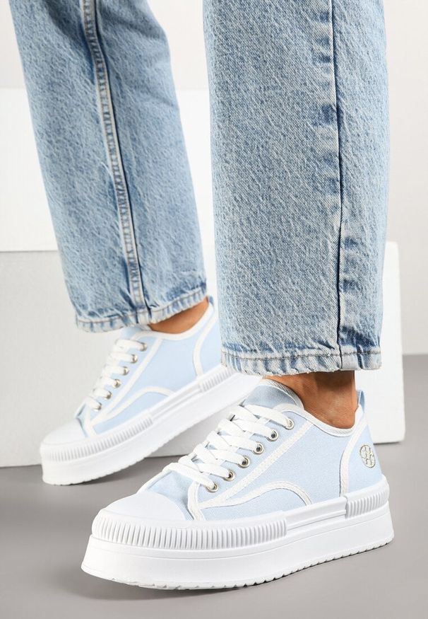 Born2be - Niebieskie Trampki na Grubej Podeszwie Ozdobione Metaliczną Aplikacją Efadelis. Okazja: na co dzień. Kolor: niebieski. Materiał: jeans. Wzór: aplikacja. Styl: casual