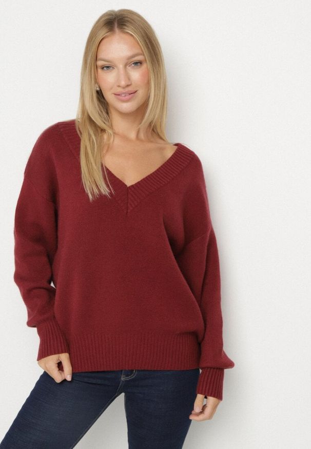 Born2be - Bordowy Sweter z Kaszmirem z Dekoltem w Serek Plenae. Okazja: na co dzień. Typ kołnierza: dekolt w serek. Kolor: czerwony. Materiał: kaszmir. Styl: casual, klasyczny, elegancki