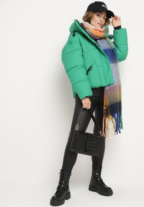 Born2be - Zielona Kurtka Pikowana o Pudełkowym Kroju z Kapturem i Ściągaczami Hediana. Okazja: na co dzień. Typ kołnierza: kaptur. Kolor: zielony. Materiał: jeans, materiał. Długość rękawa: długi rękaw. Długość: długie. Styl: casual, elegancki, sportowy