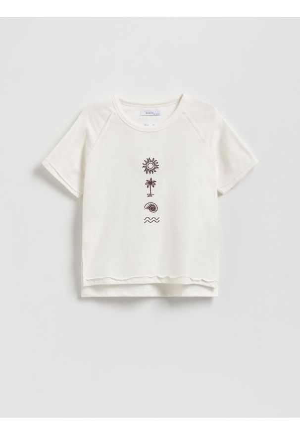 Reserved - Bawełniany T-shirt z haftem - złamana biel. Materiał: bawełna. Wzór: haft
