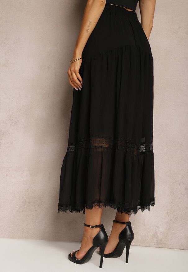Renee - Czarna Spódnica Maxi Rozkloszowana z Ozdobną Tasiemką z Koronki Rionette. Okazja: na co dzień. Kolor: czarny. Materiał: koronka. Wzór: koronka. Styl: casual, elegancki