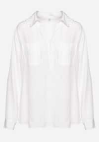 Born2be - Biała Klasyczna Bluzka Koszula z Lnem Kołnierzykiem i Guzikami Ozdobiona Kieszeniami Evnelia. Kolor: biały. Materiał: len. Wzór: aplikacja. Styl: klasyczny #5