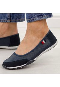 Granatowe ażurowe skórzane baleriny damskie T.Sokolski 600. Kolor: niebieski. Materiał: skóra. Szerokość cholewki: normalna. Wzór: ażurowy. Sezon: wiosna, jesień, lato. Styl: klasyczny #1