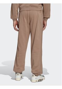 Adidas - adidas Spodnie dresowe Reveal Essentials HK2727 Brązowy Regular Fit. Kolor: brązowy. Materiał: bawełna #4