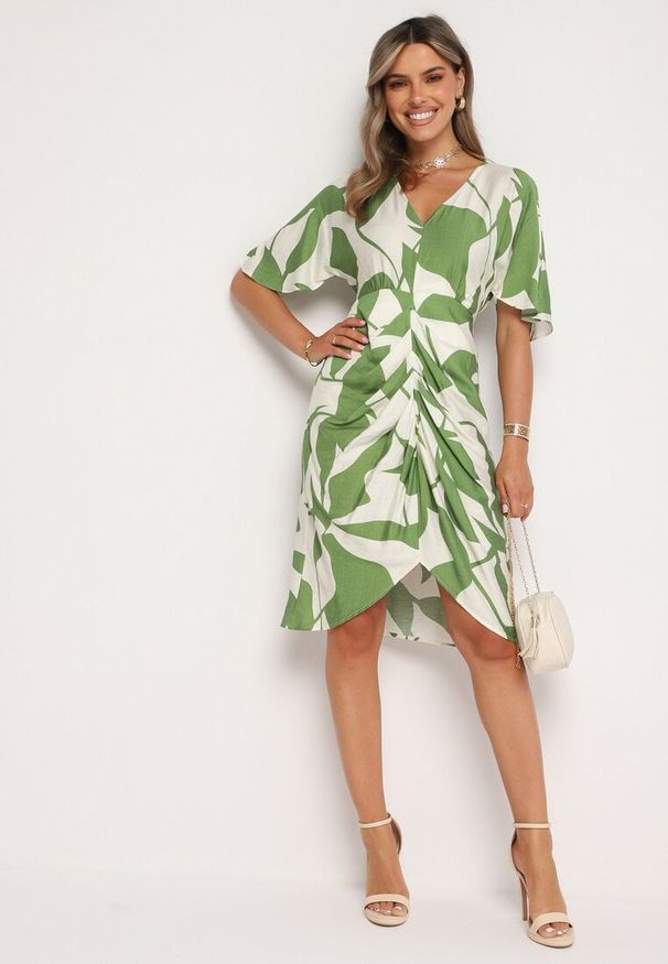 Born2be - Zielono-Biała Taliowana Sukienka z Marszczeniami i Paskiem w Talii Nellsaria. Okazja: na co dzień, na randkę. Kolor: zielony. Typ sukienki: proste. Styl: casual