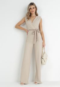 Born2be - Beżowy Kombinezon z Kopertowym Dekoltem i Wiązaniem w Talii Vannessa. Kolekcja: dla wysokich. Kolor: beżowy. Materiał: prążkowany, materiał. Długość: długie #3